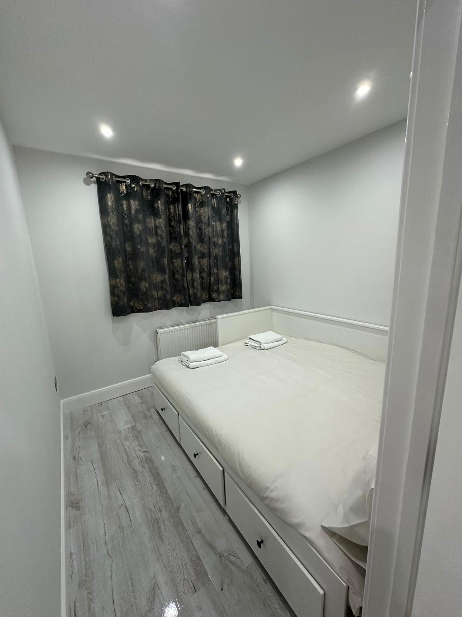 Luxury House Lejlighed Greenford  Eksteriør billede