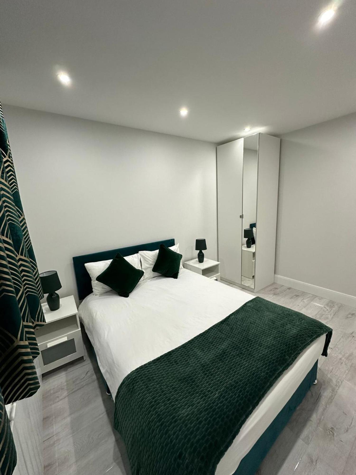 Luxury House Lejlighed Greenford  Eksteriør billede