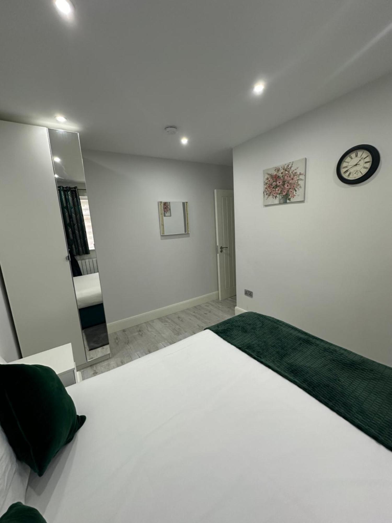 Luxury House Lejlighed Greenford  Eksteriør billede