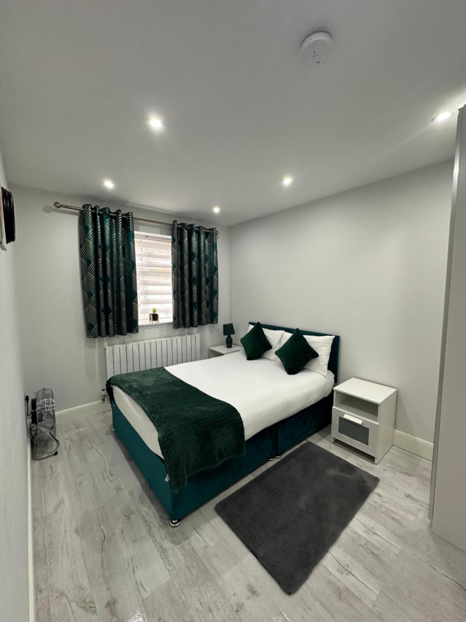 Luxury House Lejlighed Greenford  Eksteriør billede